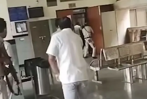 ▲▼ 印度30歲黑幫老大戈吉（Jitender Maan Gogi）出庭被射殺。（圖／翻攝自YouTube）