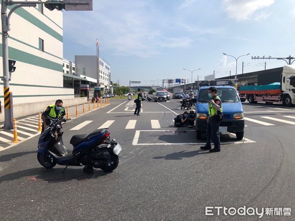 ▲台南市永康區中正北路發生死亡車禍，廖姓男子騎機車行經該處時，疑見60歲謝姓男子駕自小貨車要右轉，疑急煞車致倒地滑行發生碰撞肇事，廖男頭部重創送醫不治。（圖／記者林悅翻攝，下同）