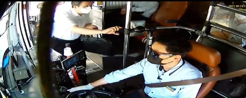▲▼南韓一名60多歲男性乘客竟在公車上隨意大便。（圖／翻攝自論壇보배드림）