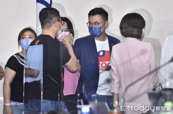 ▲▼國民黨主席選舉開票,江啟臣出面發表談話,離去前與黨務主管一一致意。（圖／記者李毓康攝）