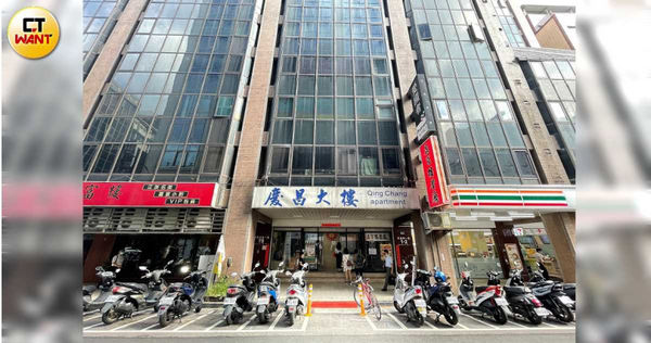 「台灣法學雜誌社」位於台北市武昌街「慶昌大樓」5樓，現已鐵門深鎖、人去樓空。（圖／張文玠攝）