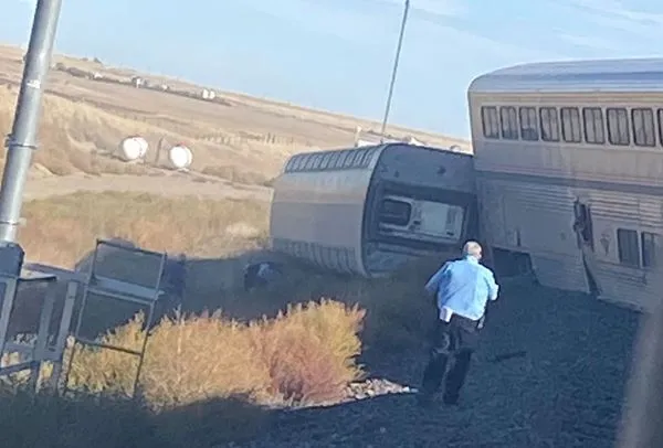 ▲▼ 列車出軌。（圖／翻攝自推特）