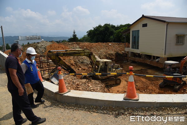 ▲位於工程範圍的農舍變「移動城堡」，讓南投市139丙線第二期道路新建工程能順利進行。（圖／南投縣政府提供）