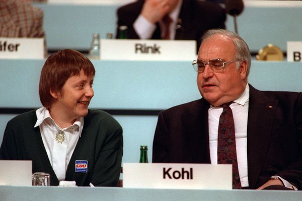 ▲▼ 梅克爾與時任總理柯爾（Helmut Kohl）。（圖／達志影像／美聯社）