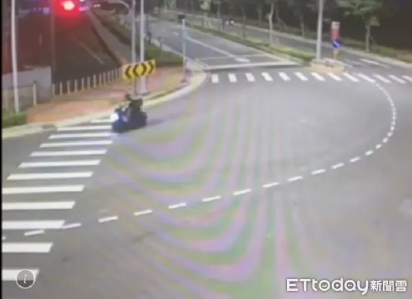 ▲哈姓外送員過彎後自摔重創頭部。（圖／大園警分局提供）