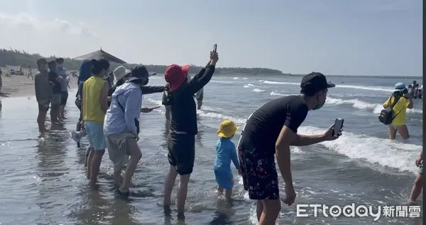 ▲台南憑著獨特的海岸風貌，發展出獨木舟、風帆、衝浪等水上活動，吸引許多遊客前來朝聖。（圖／記者林悅翻攝，下同）