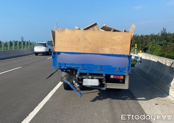 ▲休旅車遭天外飛來的板模命中　嚇！車頭削掉一大半。（圖／記者黃孟珍翻攝）