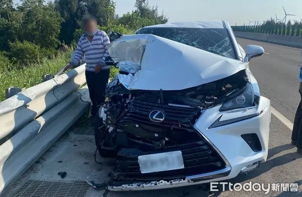 ▲休旅車遭天外飛來的板模命中　嚇！車頭削掉一大半。（圖／記者黃孟珍翻攝）