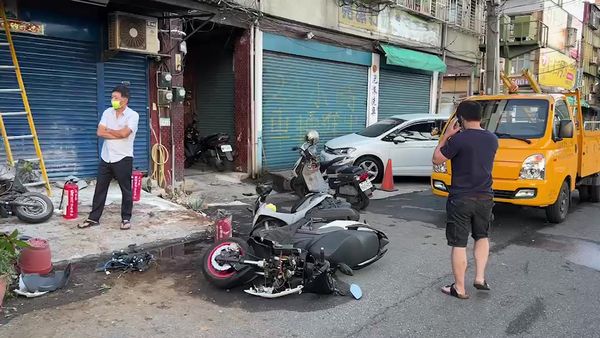 ▲▼董男疑似為了閃避對向左轉車，失控衝向路邊撞倒一排機車，隨後休旅車起火。（圖／記者游宗樺翻攝）