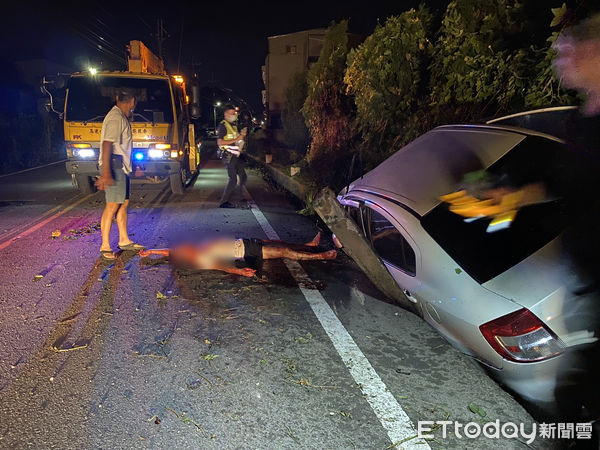 ▲徐男自撞電桿後，整輛車卡在路旁水溝內；徐男自行脫困後，因酒醉未醒還倒在路旁休息。（圖／記者黃孟珍翻攝）