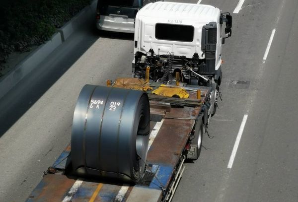 ▲▼10／1起汽車「違規裝載貨物」，加重罰最高1萬8千元。（圖／高雄市交通局提供）