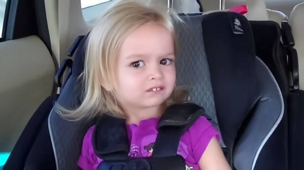 ▲▼美國3歲小女孩克羅伊（Chloe Clem）聽到要去迪士尼樂園反而皺起眉頭，被網友製作成迷因圖「Side Eyeing Chloe」爆紅。（圖／翻攝自YouTube／Lily & Chloe）