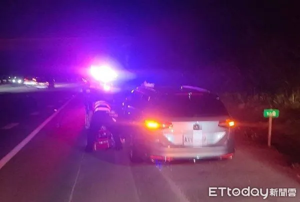 ▲國道察警發現路肩停放小客車前往關切。（圖／國道公路警察局提供）