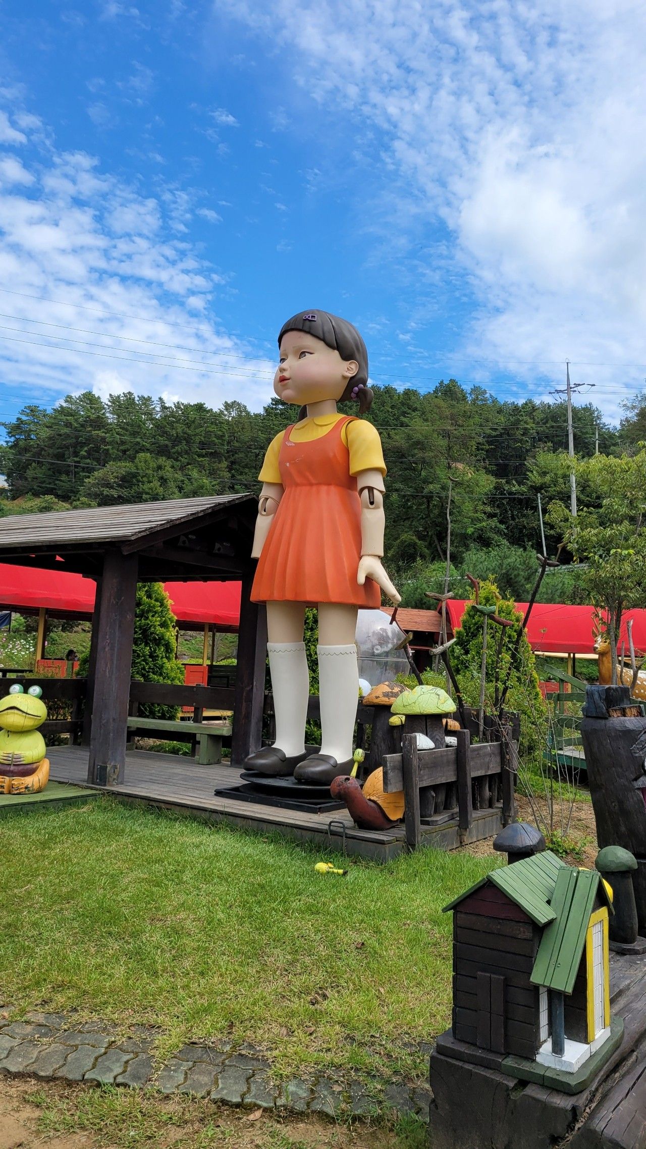 ▲巨型娃娃目前在鎮川馬車博物館。（圖／翻攝自NAVER CAFE／HAEDOL）