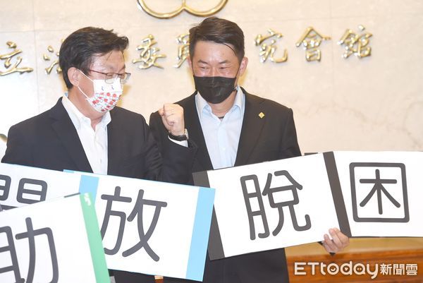 ▲▼民進黨立委召開「紓困申請再開放，助小店家脫困」記者會 陳柏惟。（圖／記者屠惠剛攝）