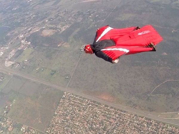 ▲▼南非居民貝克（Hilmar Backer）跳傘喪命。（圖／翻攝自Facebook／Hilmar Backer）