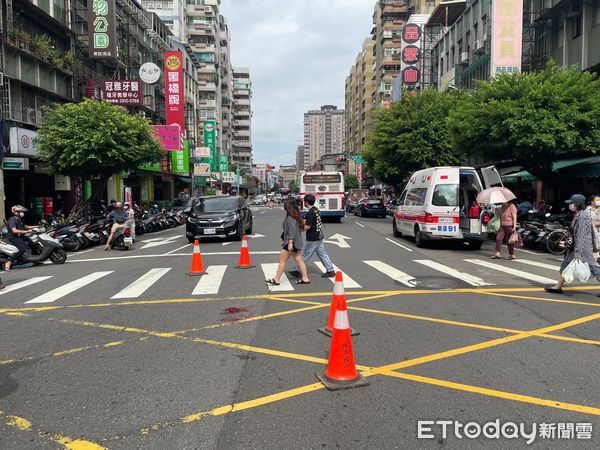 ▲▼74歲俞姓老伯遭機車撞倒地，現場遺留一大灘鮮血             。（圖／記者陳以昇翻攝）