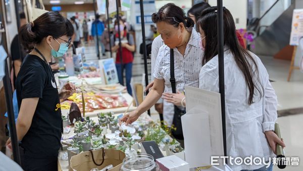 ▲東港安泰醫院展售據點失智長輩手作的物品            。（圖／安泰醫院提供，以下同）