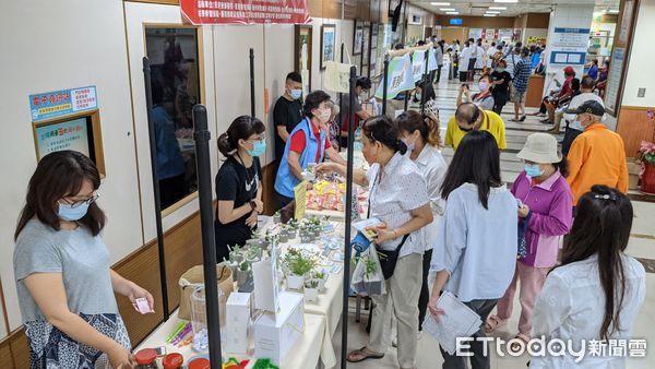 ▲東港安泰醫院展售據點失智長輩手作的物品            。（圖／安泰醫院提供，以下同）