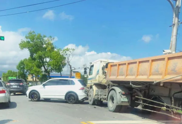 ▲一砂石車在三星鄉大洲路與大德一路路口，疑不慎追撞前車，遭撞自小客10歲童額頭撕裂傷。（圖／擷取自《宜蘭知識＋》）