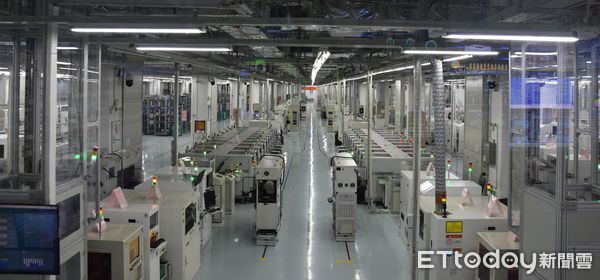 ▲鴻海武漢廠區，自主研發設計的敏捷、柔性自動化組裝測試線，實現測試無人化。。（圖／鴻海提供）