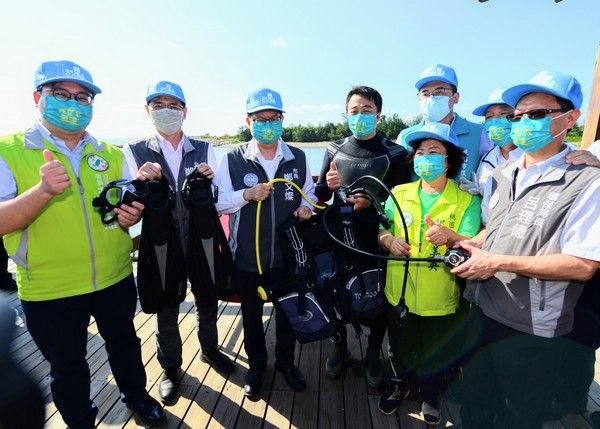 ▲潛水隊員、獨木舟教練出任務，清除桃園海底垃圾護生態