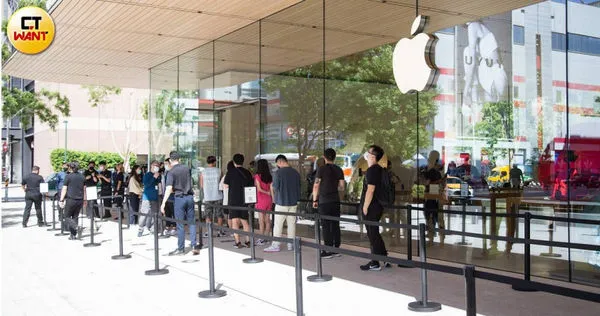 上周五（27日）iPhone 13在台開賣首日，蘋果專賣店、各大電信公司前都大排長龍。（圖／黃威彬攝）