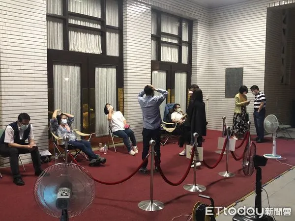 ▲▼民進黨立委徹夜排班守議場，確保行政院長蘇貞昌28日可以上台施政報告。（圖／記者黃國霖攝）