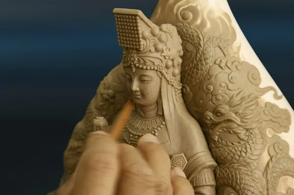 ▲馬祖酒廠推法藍瓷「媽祖護佑」瓶身 限量酒9月29日起開放預購。（圖／馬祖酒廠提供）