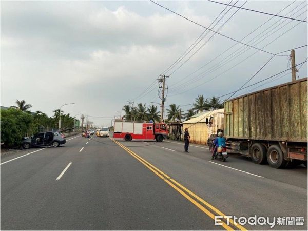 ▲曾姓男子開自小客車客撞斷電線桿             。（圖／記者陳崑福翻攝，以下同）