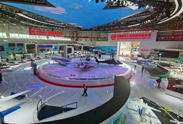 ▲▼第13屆珠海航展中航空工業展廳，正中央同時展示殲-20、運-20、直-20和攻擊-11的大比例模型。（圖／翻攝自環球網）
