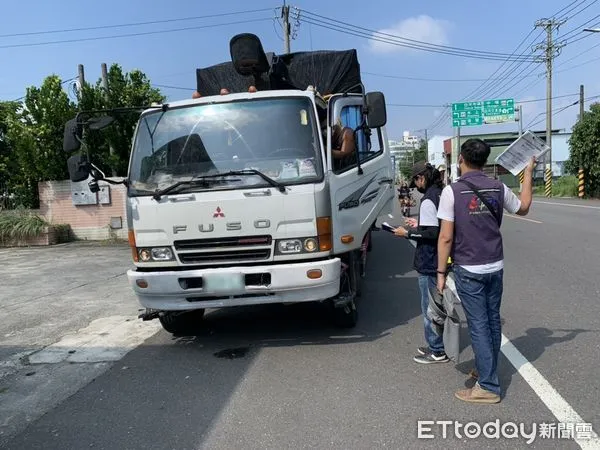 ▲台南市環保局近來與警方聯手，採不定時、不定點，於棄置熱區攔查載運廢棄物車輛，捍衛環保。（圖／記者林悅翻攝，下同）