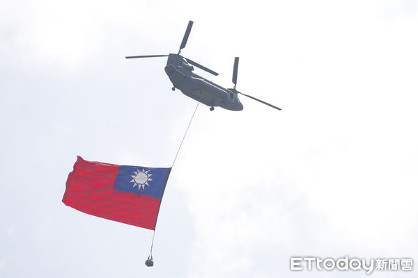 ▲▼CH-47契弩克直昇機，國慶國旗吊掛。（圖／記者湯興漢攝）