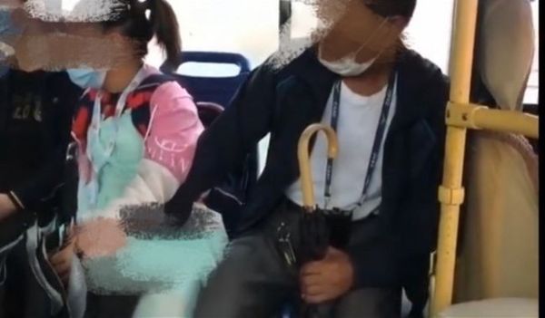 ▲山東威海一名老翁在公車上伸手撫摸鄰座女童下體。（圖／翻攝魯南資訊）