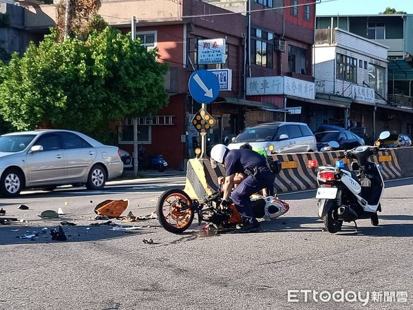 ▲▼淡金路小貨車撞機車，騎士幸運受輕傷             。（圖／記者陳以昇翻攝）