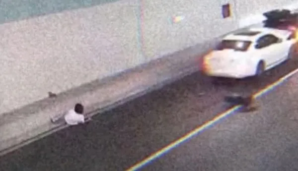 年僅12歲的女兒，目睹媽媽被後方車輛撞上，當場慘死。（翻攝Youtube）