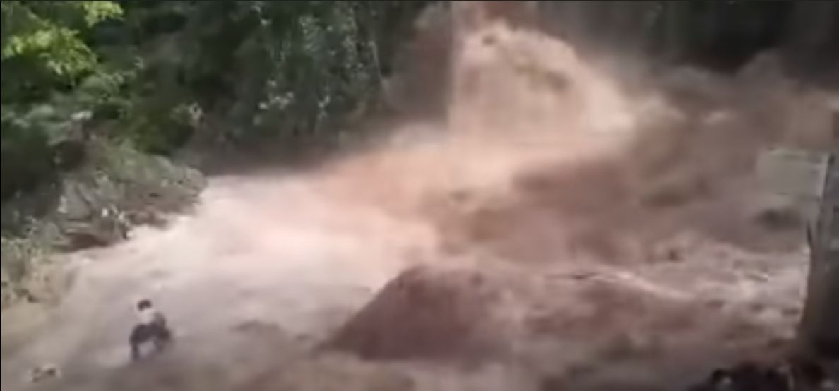 ▲菲律賓宿霧蒂努布丹瀑布26日發生恐怖洪災。（圖／翻攝自YouTube／Med Perolino）