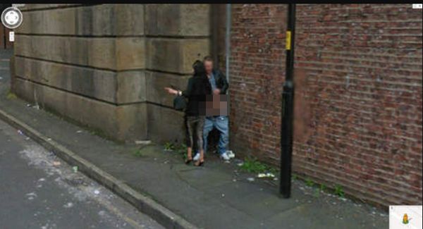 ▲▼英國網友使用Google街景驚見路邊做半套。（圖／翻攝Kwejk）