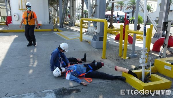 ▲雲林縣消防局、環保局以及台塑六輕今日舉辦「無腳本半預警演習」，由演習出題官隨機出題模擬災害發生，六輕廠區員工紛紛開始疏散及自救，透過高擬真、無腳本的演習。（圖／記者蔡佩旻翻攝）