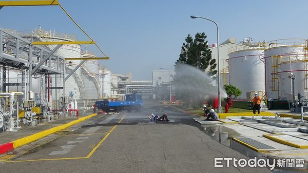 ▲雲林縣消防局、環保局以及台塑六輕今日舉辦「無腳本半預警演習」，由演習出題官隨機出題模擬災害發生，六輕廠區員工紛紛開始疏散及自救，透過高擬真、無腳本的演習。（圖／記者蔡佩旻翻攝）