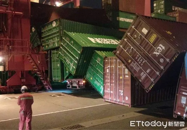 ▲高雄港驚傳有多個貨櫃倒塌。（圖／記者許宥孺攝）