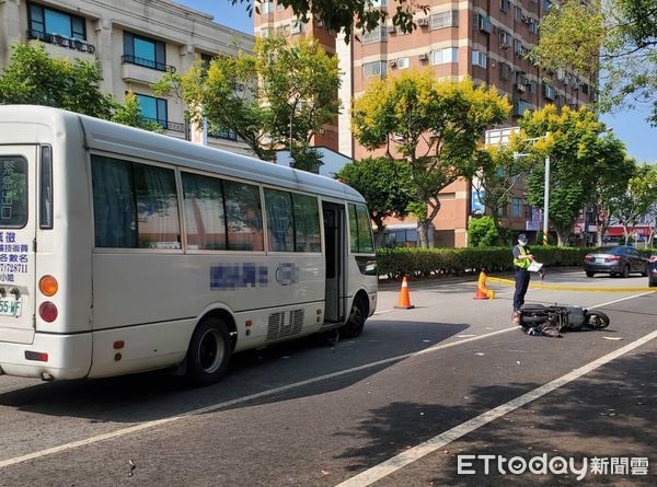 ▲▼女騎士遭公司交通車撞上後，卡在中巴車底，經搶救後已無呼吸心跳，趕緊送醫急救中。（圖／記者黃孟珍翻攝）