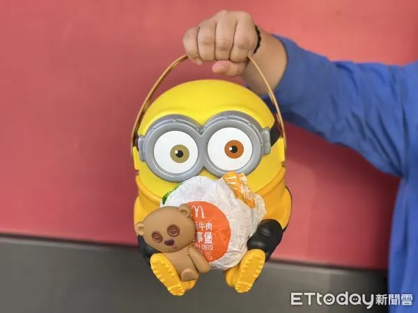 ▲▼麥當勞開賣小小兵BOB抱抱置物籃。（圖／記者蕭筠攝）