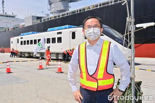 ▲立委劉櫂豪視察城際列車EMU3000型。（圖／記者楊漢聲翻攝）