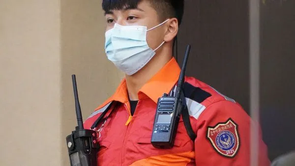 ▲▼台中救災人員再添利器，逾1400人將擁有專屬無線電，一旦衝入火場逾時會閃燈示警。（圖／台中消防局提供）