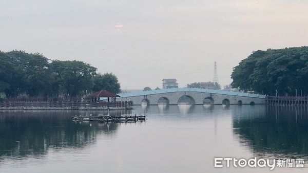 ▲台南市議員蔡育輝，批評市府任由新營邊緣化，新營天鵝湖公園這麼美麗的地方卻不投資建設，任由公園被荒廢。（圖／記者林悅翻攝，下同）。