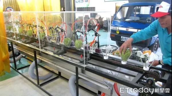 ▲最新款輸送帶乾式清潔機。（圖／記者楊漢聲翻攝）