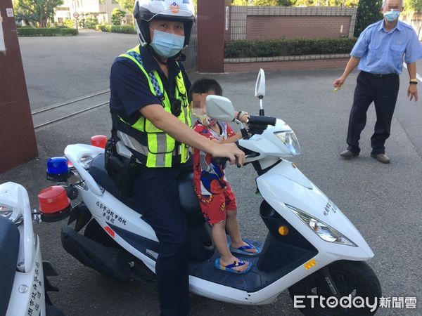 ▲警員載著迷途陳童尋回家。（圖／龍潭警分局提供）