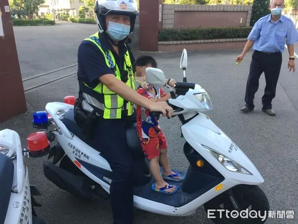 ▲警員載著迷途陳童尋回家。（圖／龍潭警分局提供）