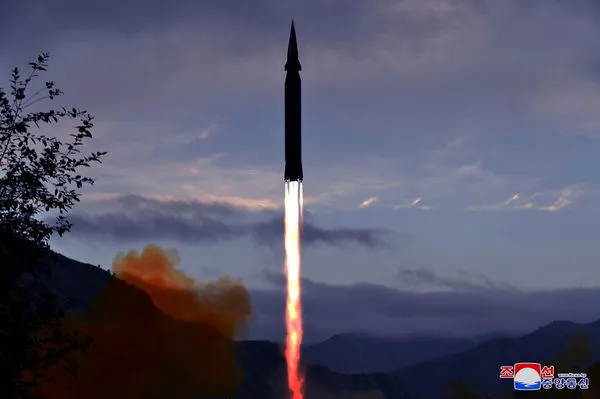 ▲▼北韓國防科學院28日在慈江道試射「火星8號導彈」（Hwasong-8）。（圖／路透）